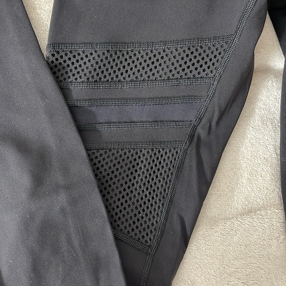 Lululemon Mesh leggings Size 4 - Picture 3 of 4